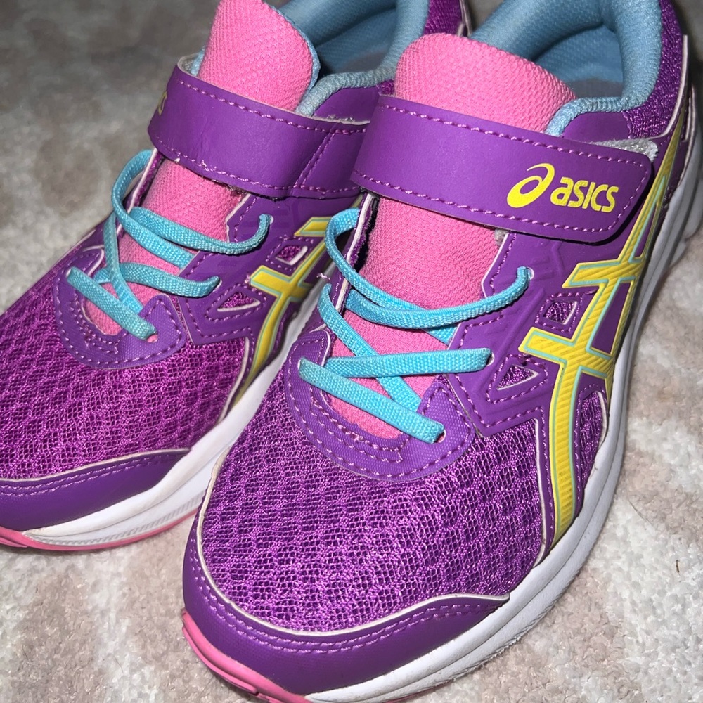 Girls ASICS NWOT Sneakers Sz 1